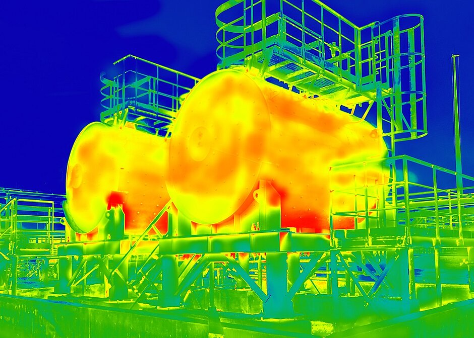 Bild 2: Für höchste Sicherheit und rechtzeitige Warnmeldung bietet R. STAHL Thermalkameras mit pixelgenauer Temperaturmessung