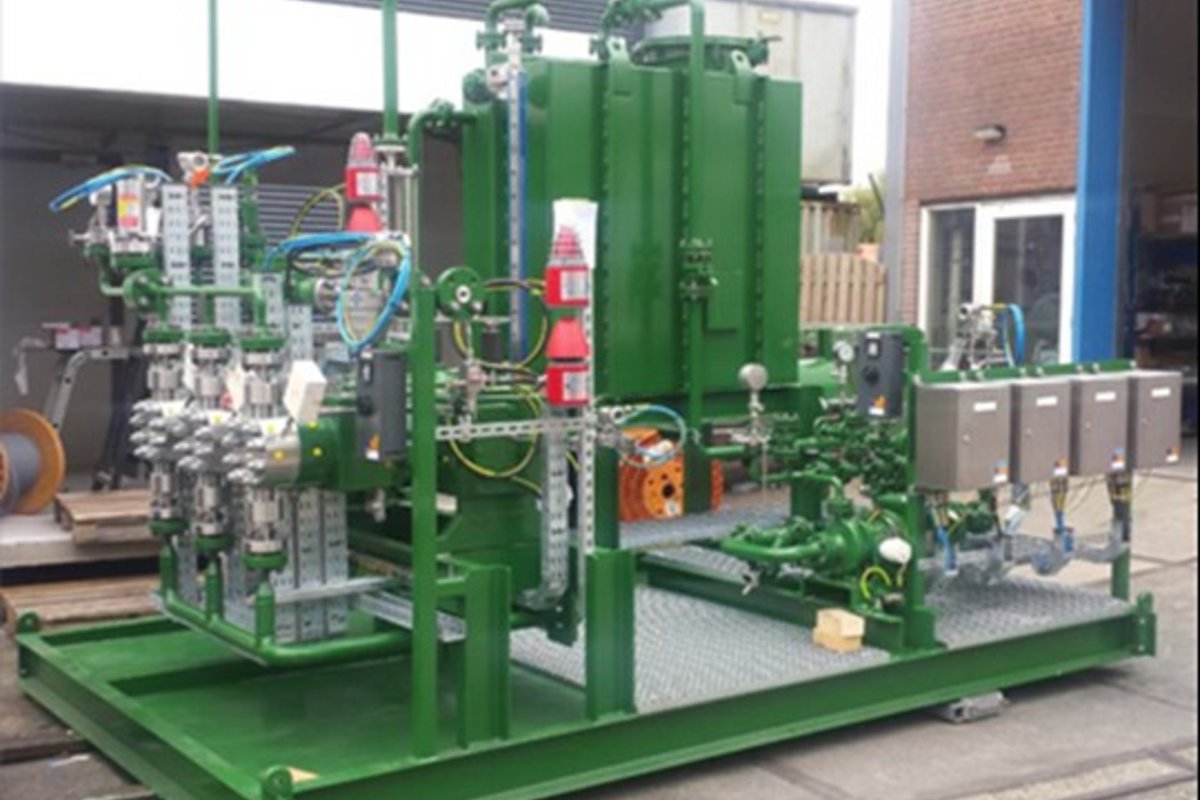 Foto 5: Pump Skid mit akustischen und optischen Alarmsignalgebern sowie mit Sicherheitsschaltern und Klemmenkästen von R. STAHL