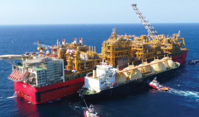 Foto 3: Der LNG-Carrier, die „Gallina“, legt Seite an Seite mit der „Prelude“ an und wird mit den Entladearmen der „Prelude“ verbunden. Foto 3: Der LNG-Carrier, die „Gallina“, legt Seite an Seite mit der „Prelude“ an und wird mit den Entladearmen der „Prelude“ verbunden.