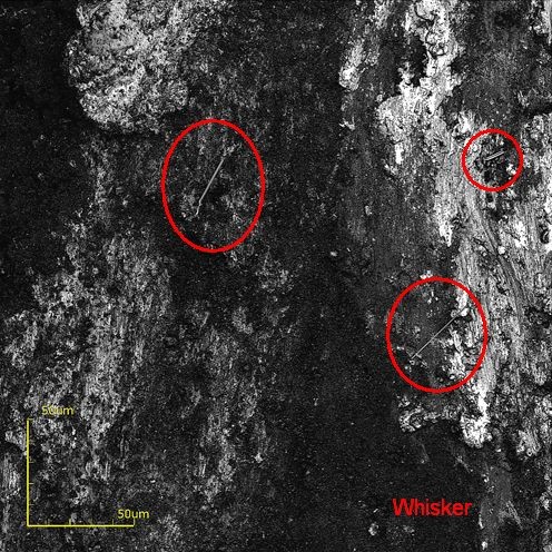 Abb. 3: Cadmium-Oberfläche einer abgenutzten Kathode mit Rauheit und Whiskern (cf. Uber, 2019 Bild mit freundlicher Unterstützung von Andre Felgner, PTB AG 5.14)